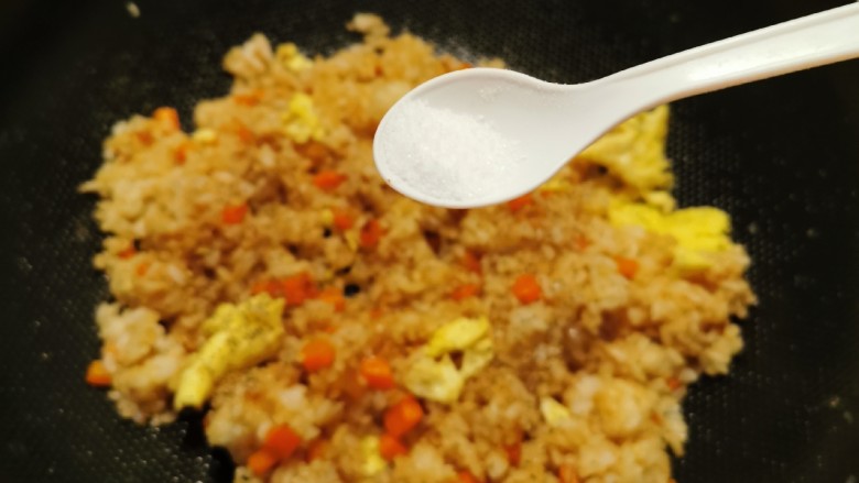 酱油蛋炒饭,按自己需要加盐,调整味道。