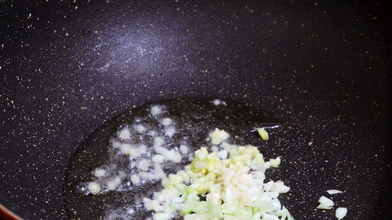 爆炒章鱼,锅中倒入适量的食用油烧热,放入葱姜蒜爆香
