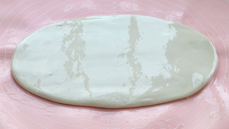 臊子面,然后擀成厚度不足1厘米的面片,两面涂抹一层食用油,覆盖保鲜膜静置一个小时左右。