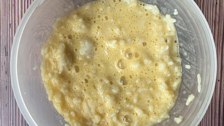 青菜炒饭,用鸡蛋液将米饭包住,一会儿炒出来的米饭会略微金黄。