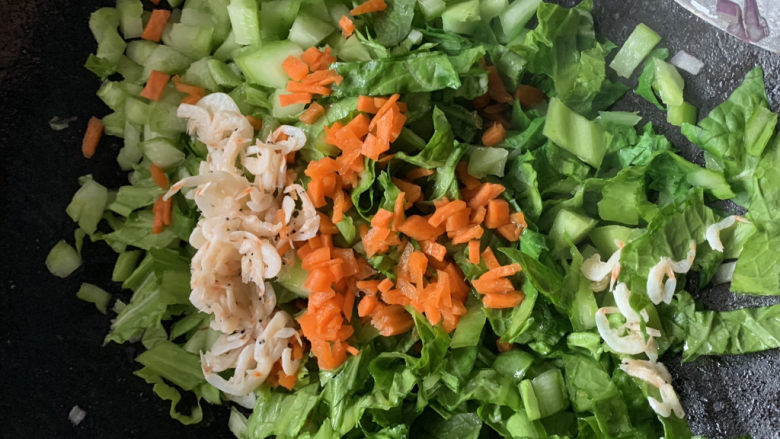 青菜炒饭,芥菜变软之后,加洗净的虾皮和萝卜丁。