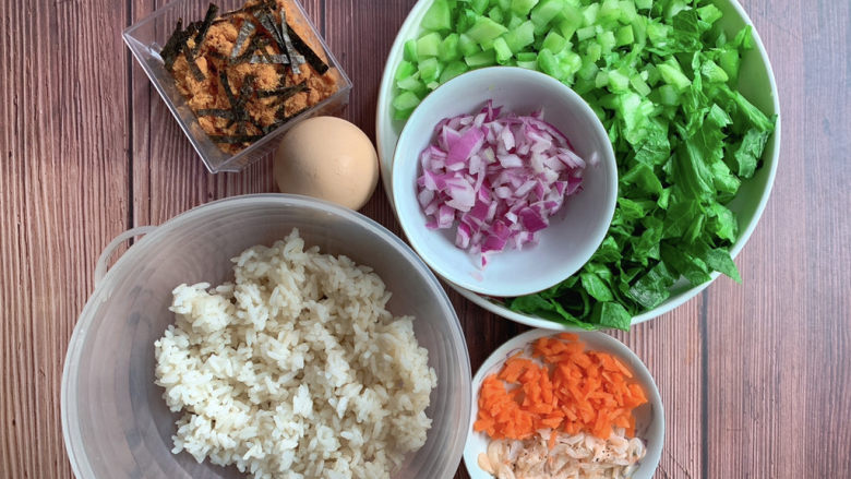 青菜炒饭,食材如图,所示示意。<a style='color:red;display:inline-block;' href='/shicai/ 288'>虾皮</a>没有可不加。