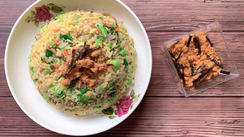 青菜炒饭,出锅撒上<a style='color:red;display:inline-block;' href='/shicai/ 432'>肉松</a>点缀~