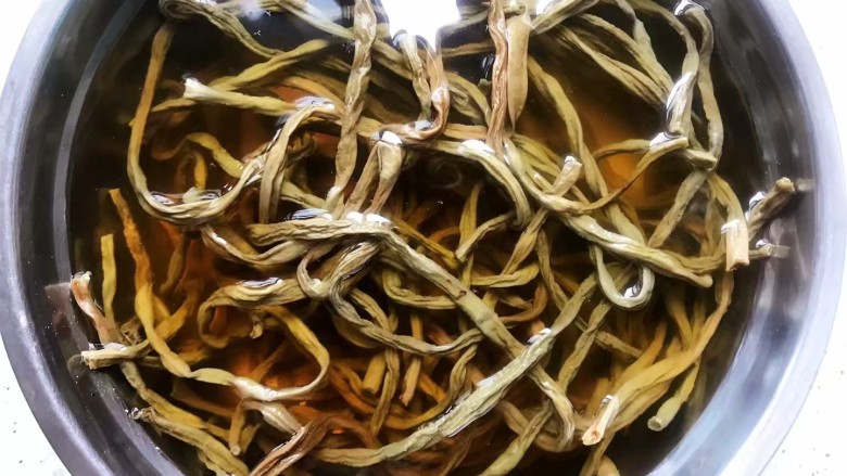 酸豆角炒肉末,干豆角提前浸泡至软(如果你用的是酸豆角,那么这一步可以省略)