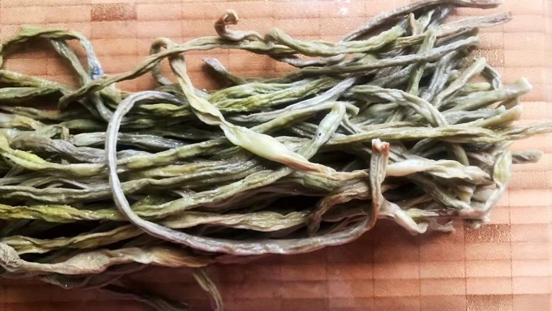 酸豆角炒肉末,然后洗净,轻轻挤干水分