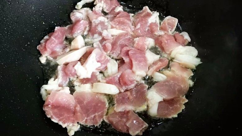 酸豆角炒肉末,待锅内油热,下五花肉