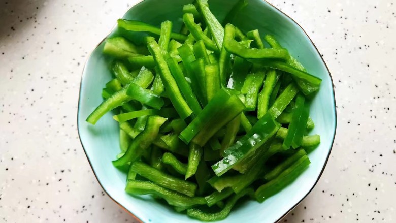 酸豆角炒肉末,<a style='color:red;display:inline-block;' href='/shicai/ 61'>青椒</a>去蒂去籽,洗净之后切成丝