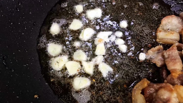 酸豆角炒肉末,下大蒜,煸香