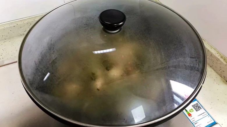 酸豆角炒肉末,盖上锅盖,转小火焖煮3.4分钟
