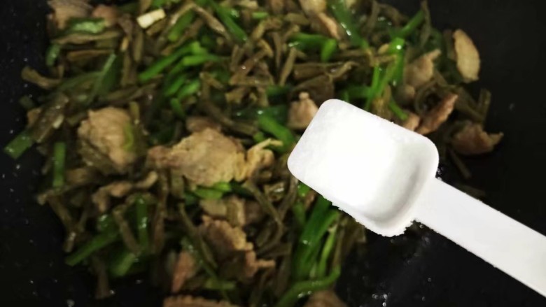 酸豆角炒肉末,待锅内汤汁差不多收紧,加一小勺细盐