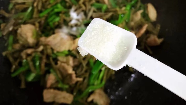 酸豆角炒肉末,加一小勺细砂糖,翻炒均匀即可