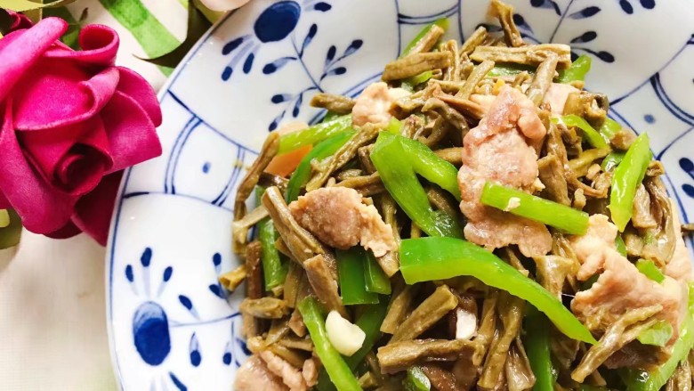 酸豆角炒肉末,装盘