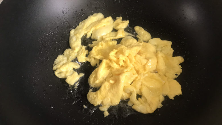 西兰花炒鸡蛋,起锅热油,下鸡蛋液炒散,盛出备用