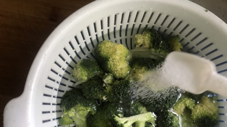 西兰花炒鸡蛋,用盐水浸泡10分钟,去除农药残留