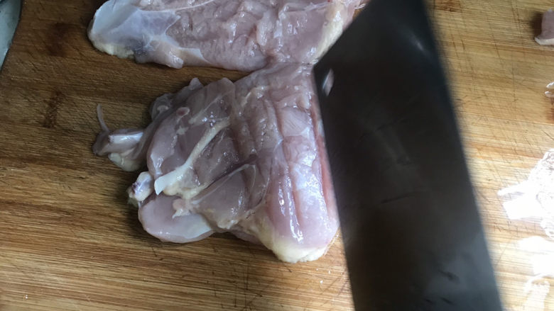 照烧鸡肉饭,洗干净,用刀背敲打两面