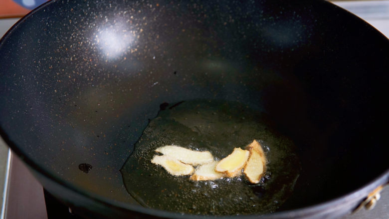 豆芽炒粉条,油热后先下姜片,炸至微黄,出香味。