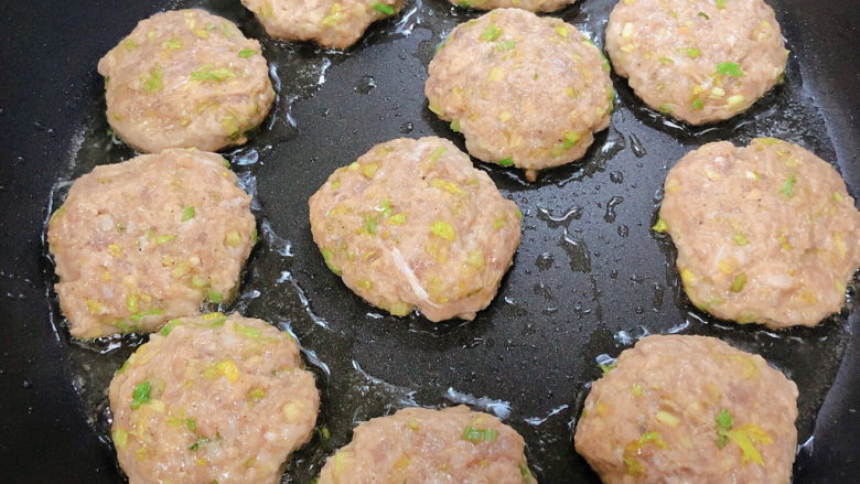 莲藕饼,锅中倒入油,将馅儿做成一个个饼,放入锅中。中小火煎至焦黄,翻面继续煎至焦黄。