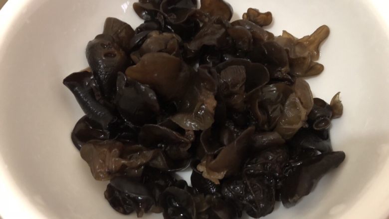 茭白木耳炒肉,木耳提前泡好,洗干净捞起