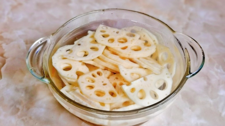 糖醋莲藕,切好的莲藕泡盐水,避免氧化。