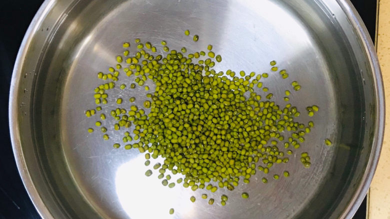 苹果小米粥,全部材料准备好,开始熬煮,先将绿豆倒入锅中,加适量的清水