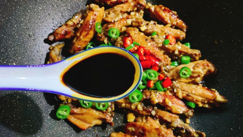 蒜香鸡翅,加入半勺老抽上色,翻炒均匀即可