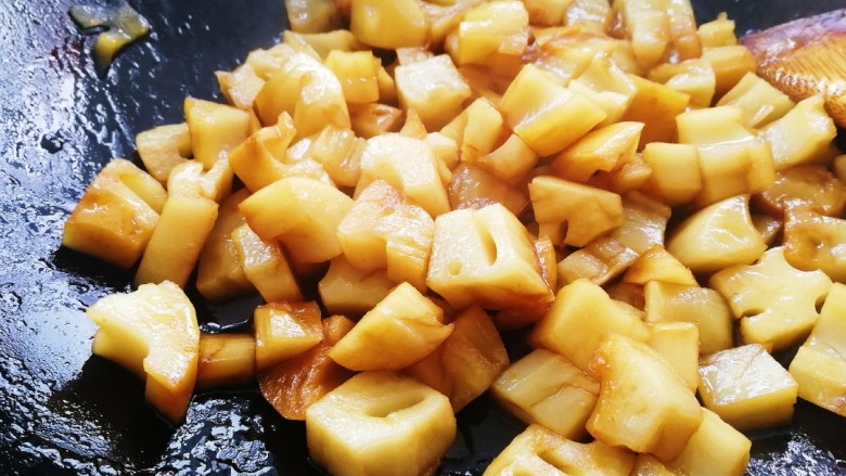 糖醋莲藕,文火翻炒把料汁炒浓稠,让藕丁上色入味。