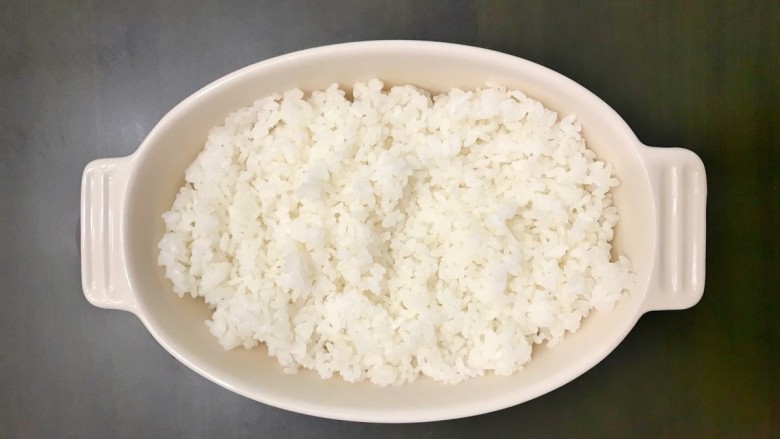咖喱鸡肉焗饭,根据焗碗大小,盛2/3碗煮好的<a style='color:red;display:inline-block;' href='/shicai/ 507'>米饭</a>