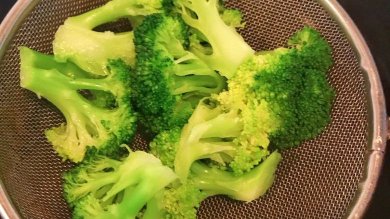 咖喱鸡肉焗饭,煮锅水烧开,焯水西兰花,水微微开的时候就可以捞出备用了