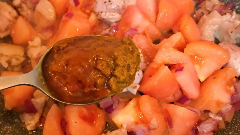 咖喱鸡肉焗饭,转小火调味,当放一大勺咖喱膏