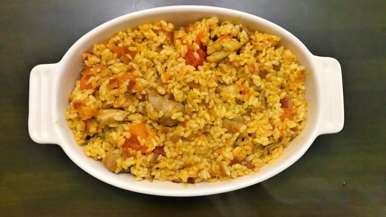 咖喱鸡肉焗饭,炒好的饭再次盛入焗碗中,压平
