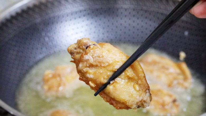 蒜香鸡翅,小火慢炸至淡黄色,捞出控油