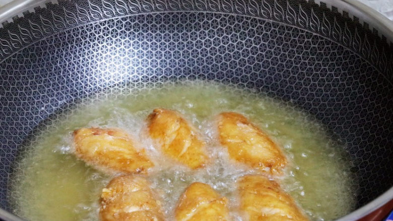 蒜香鸡翅,等锅中的油再次升温时,放入复炸