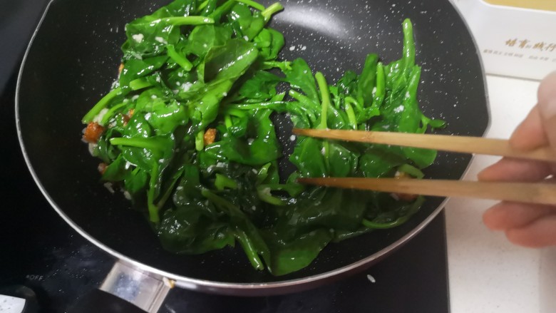 蒜泥木耳菜,炒至断生关火(1分钟之内)