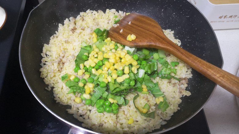 青菜炒饭,加入甜玉米,甜青豆,青菜碎,盐适量,<a style='color:red;display:inline-block;' href='/shicai/ 720'>胡椒粉</a>,几滴美极酱油翻炒均匀