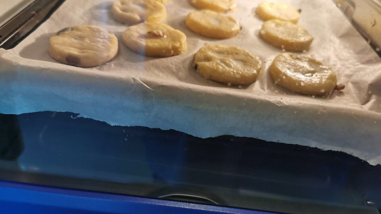 葡萄干司康饼干,送入烤箱,180度,烤20~30分钟左右即可