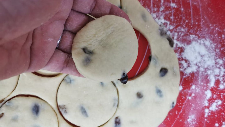 葡萄干司康饼干,每一片要完全切开,才能取出来