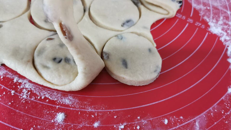 葡萄干司康饼干,全部压好后，拉起边角料，一片一片就会留在案板上