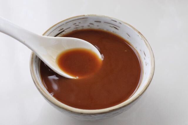 莲藕饼,取一个小碗放入所有调味汁食材,搅拌均匀备用。