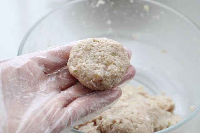 莲藕饼,取适量的莲藕肉糜搓圆,再拍成小饼状。