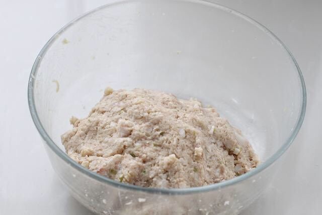 莲藕饼,用筷子将食材和调味料搅拌均匀,也可以戴一次性手套抓匀。