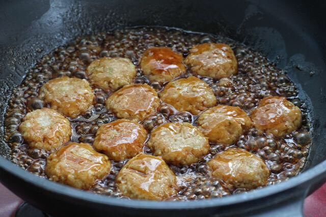 莲藕饼,将调味汁倒入锅中煮至黏稠,轻轻翻动藕饼使之均匀的裹上调味汁。