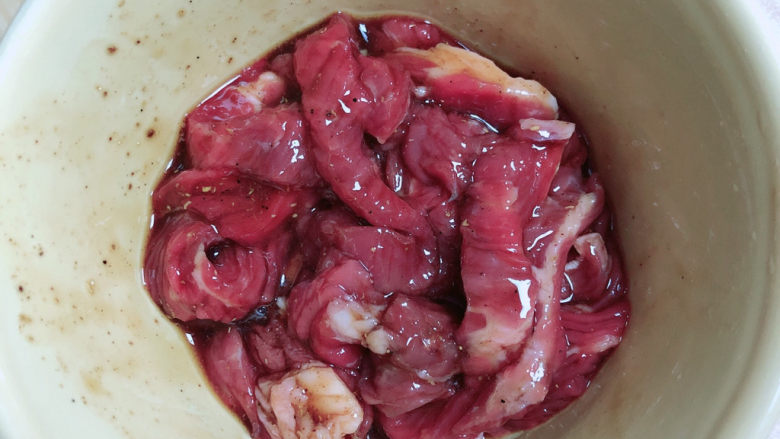 莴笋炒牛肉,将<a style='color:red;display:inline-block;' href='/shicai/ 216'>牛肉</a>搅拌均匀,腌制10分钟。