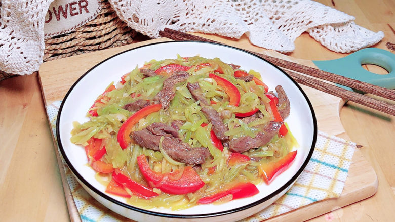 莴笋炒牛肉,配上一碗米饭,享受美食吧。