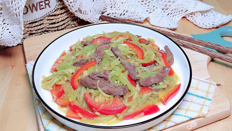 莴笋炒牛肉,鲜甜嫩滑的莴笋炒牛肉就上桌了!