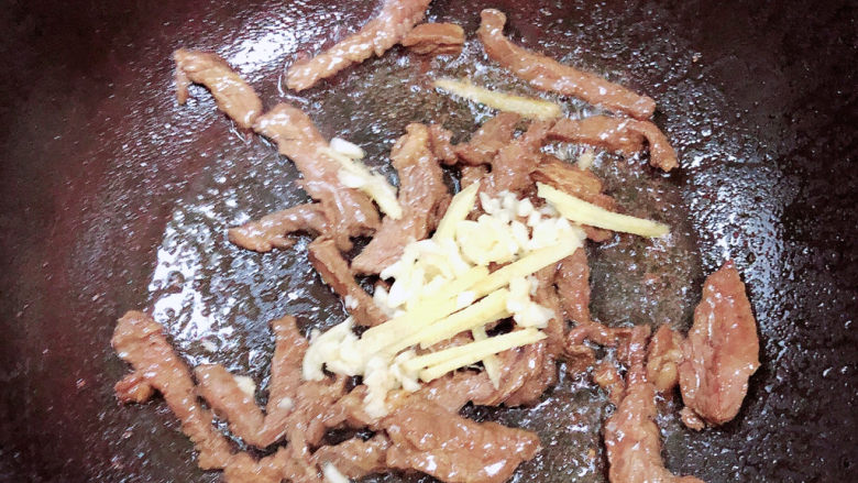 莴笋炒牛肉,将牛肉中的水分炒掉,加入姜蒜翻炒均匀。