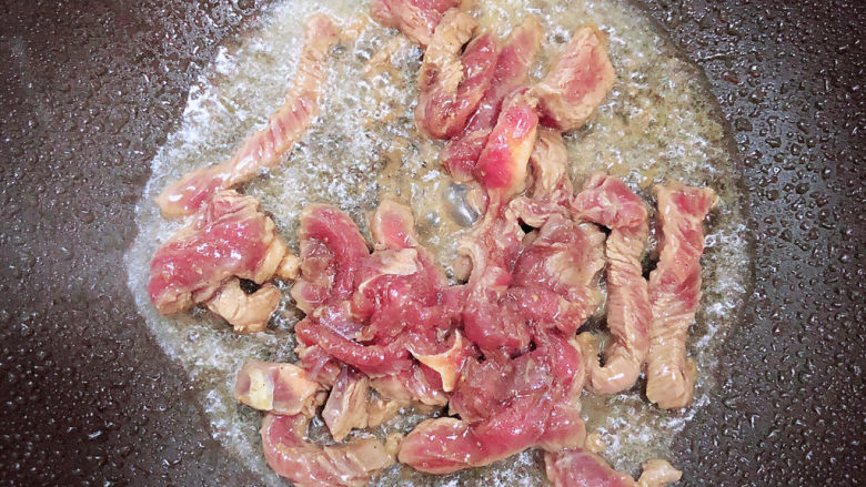 莴笋炒牛肉,锅中倒入油,加热至五成热,放入牛柳翻炒均匀。