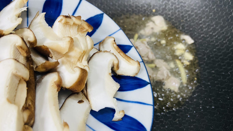 豆芽炒粉条 家常菜,放入香菇翻炒片刻