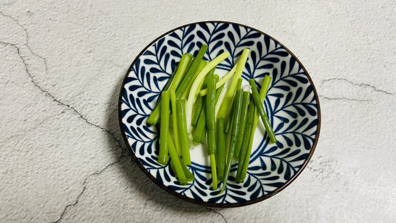 豆芽炒粉条 家常菜,香葱洗净切寸段