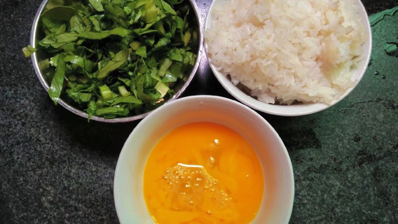 青菜炒饭,油菜洗净切细,鸡蛋打散