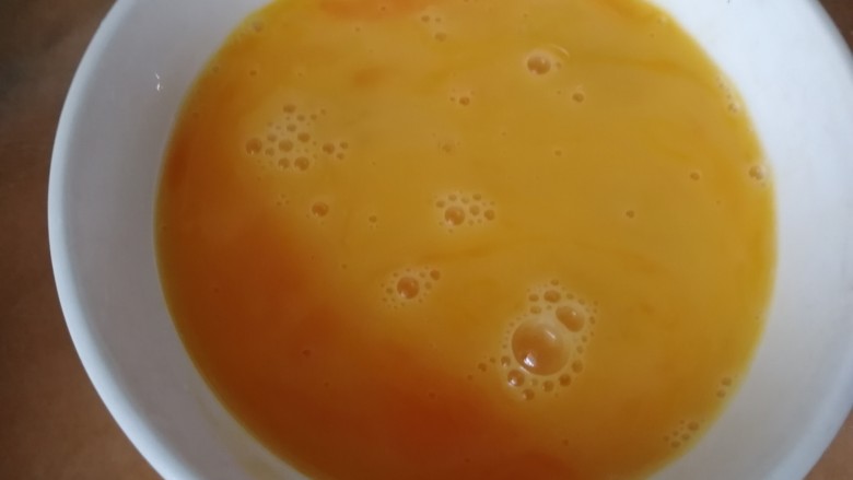 西兰花炒鸡蛋,加一汤匙<a style='color:red;display:inline-block;' href='/shicai/ 718'>料酒</a>,打散。